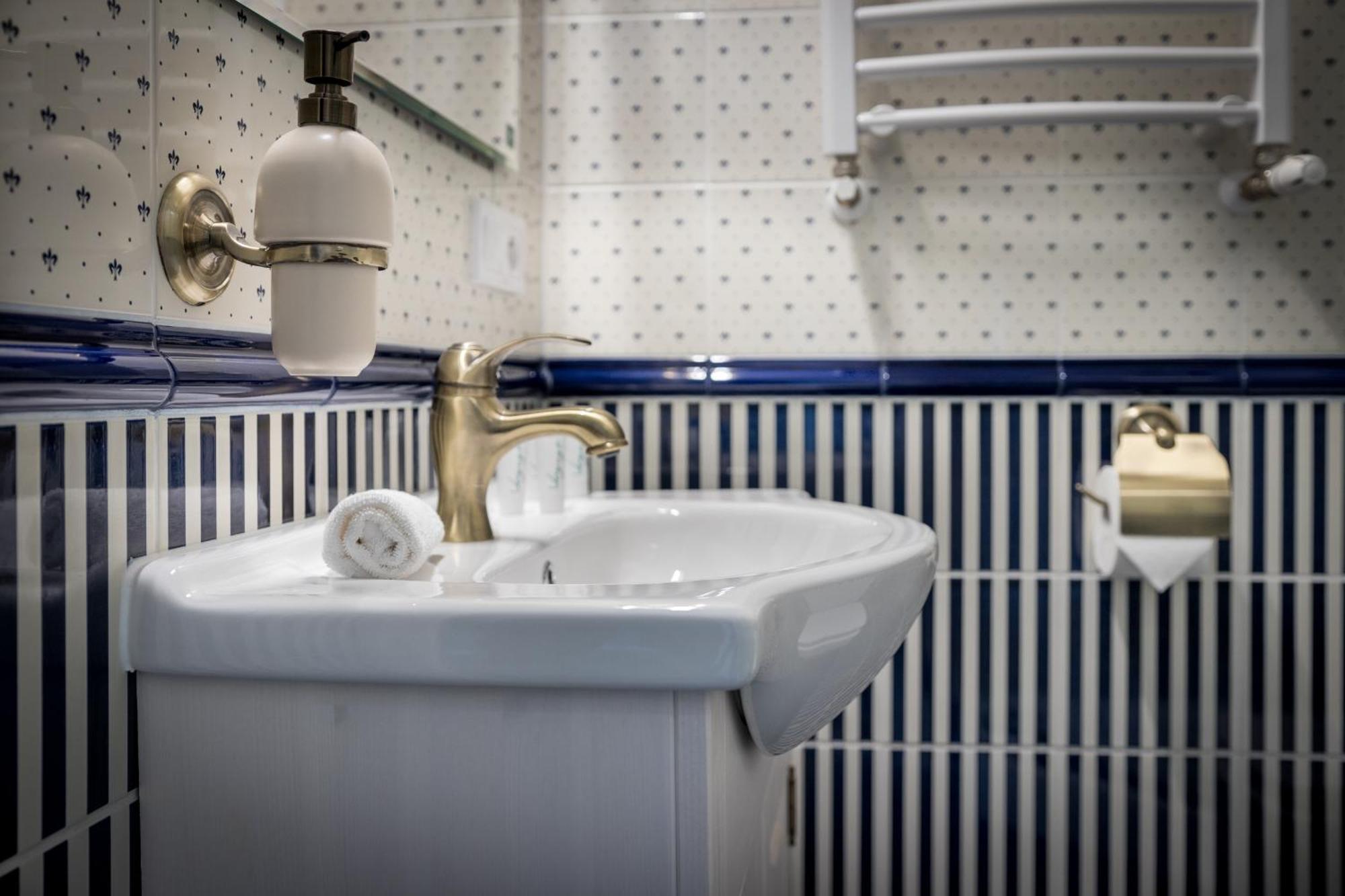 Apartment Karmelicka Stylish In Cracow By Renters Krakau